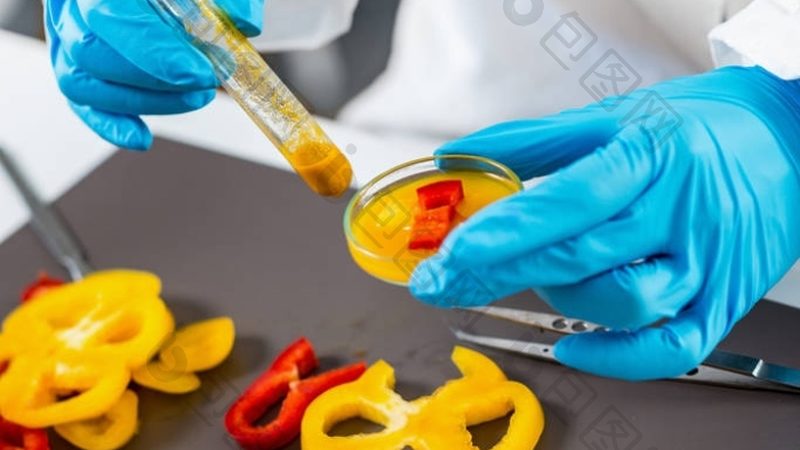 优质休闲食品的原料产地通常具有明确标识，消费者在选购时可以关注以下信息：